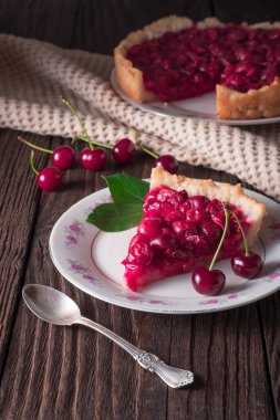 Rustik masada tabakta pişmiş taze vişneli börek dilimi