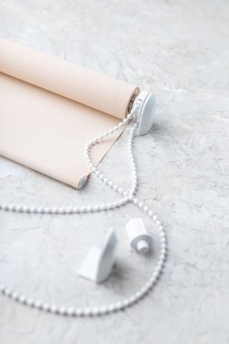 ışık sefil yüzeyinde haddelenmiş bej kepenk