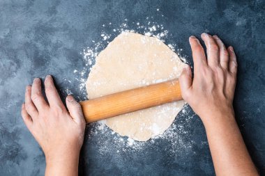 Masada buğday hamuru haddeleme kişi elleri üst görünümü