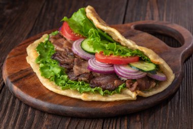 Sığır eti ve sebze rustik tablo ile taze tortilla sandviç