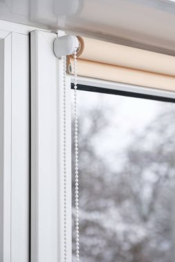 odada pencerede bej kepenk