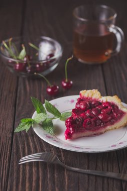 Dilim taze kiraz kek rustik masada plaka üzerinde