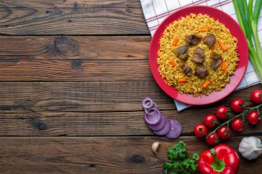 Kopya alanı ile et ve sebze ile ev yapımı pilav çanak Tabak