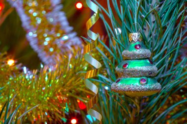 Noel ışıkları bokeh arka plan üzerinde şenlikli köknar ağacı asılı ağaç şeklinde bauble