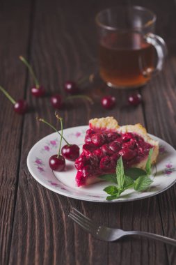 Dilim taze kiraz kek rustik masada plaka üzerinde