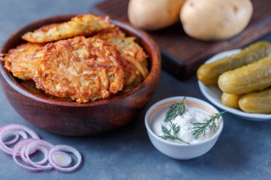 Kase patates gözlemesi ekşi krema ve turşu ile