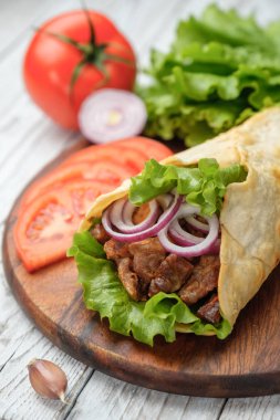 Izgara et ve sebze kesme tahtası üzerinde ile ev yapımı shawarma sandviç