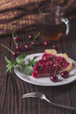 Dilim taze kiraz kek rustik masada plaka üzerinde