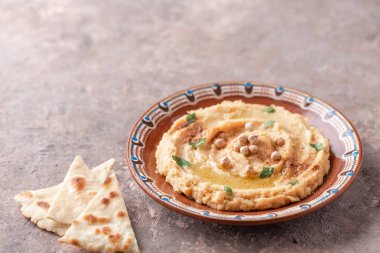 Pide ile masada plaka geleneksel humus çanak