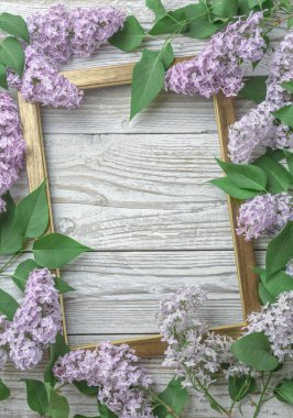 Ahşap arka plan üzerinde leylak çiçekleri ile Vintage çerçeve, bahar konsepti
