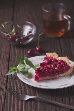 Dilim taze kiraz kek rustik masada plaka üzerinde