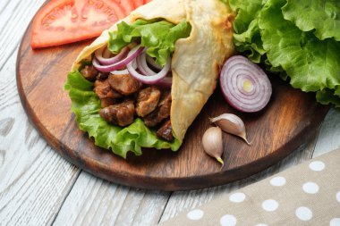 Izgara et ve sebze kesme tahtası üzerinde ile ev yapımı shawarma sandviç