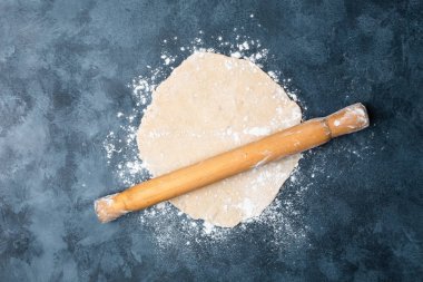 Masa üzerinde buğday hamuru ve haddeleme pin üst görünümü