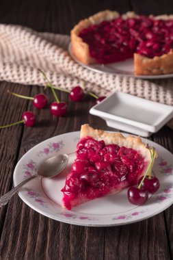 Rustik masada tabakta pişmiş taze vişneli börek dilimi