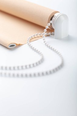 beyaz yüzeyde haddelenmiş bej kepenk