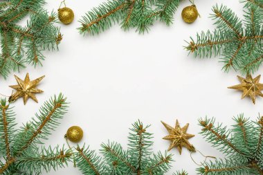 Noel köknar tatil çerçeve topları ile dallar ve beyaz zemin üzerine süs yıldız
