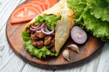 Izgara et ve sebze kesme tahtası üzerinde ile ev yapımı shawarma sandviç