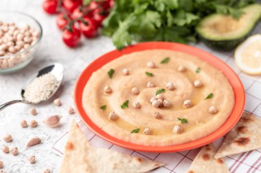 Masa üzerinde turuncu plaka geleneksel humus çanak