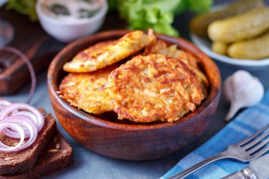 Patates pancakes yemek kase sebze ve sos ile