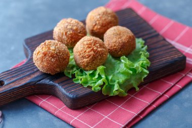 Masa üzerinde ahşap tahta üzerinde kızarmış falafel topları