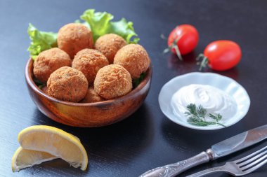 Domates ve sos ile masada kase kızarmış falafel topları