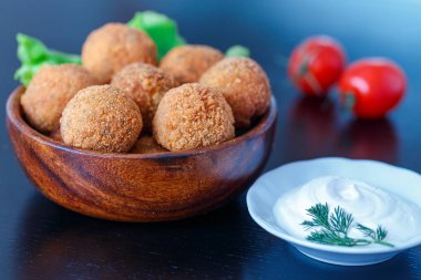 Domates ve sos ile masada kase kızarmış falafel topları