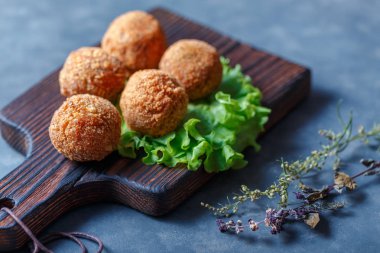 Masa üzerinde ahşap tahta üzerinde kızarmış falafel topları