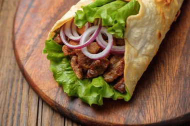 Izgara et ve sebze kesme tahtası üzerinde ile ev yapımı shawarma sandviç