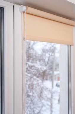 odada pencerede bej kepenk