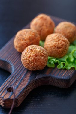 Masa üzerinde ahşap tahta üzerinde kızarmış falafel topları