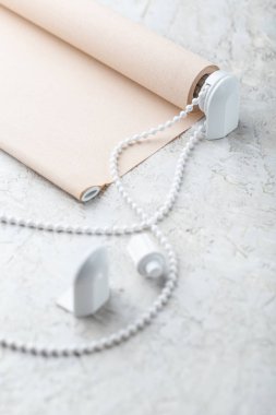 ışık sefil yüzeyinde haddelenmiş bej kepenk