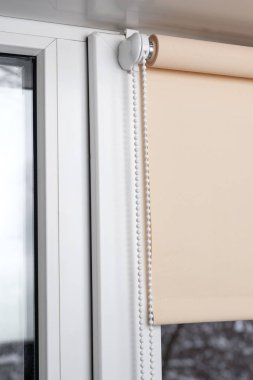 odada pencerede bej kepenk