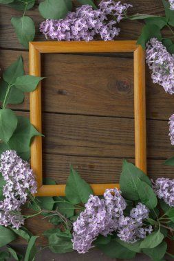 Ahşap arka plan üzerinde leylak çiçekleri ile Vintage çerçeve, bahar konsepti