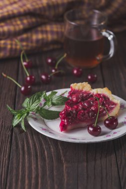 Dilim taze kiraz kek rustik masada plaka üzerinde