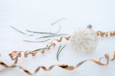 Beyaz kar arkaplanda kar tanesi desenli beyaz balo Noel süsü