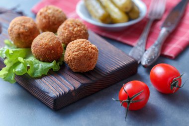 Sebze ile masa üzerinde ahşap tahta üzerinde kızarmış falafel topları