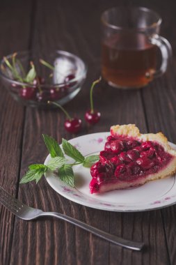 Dilim taze kiraz kek rustik masada plaka üzerinde
