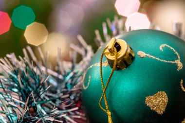 Noel ışıkları bokeh arka plan mavi top bauble dekorasyon