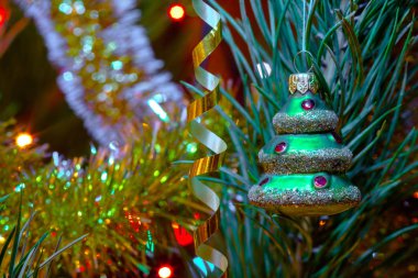 Noel ışıkları bokeh arka plan üzerinde şenlikli köknar ağacı asılı ağaç şeklinde bauble