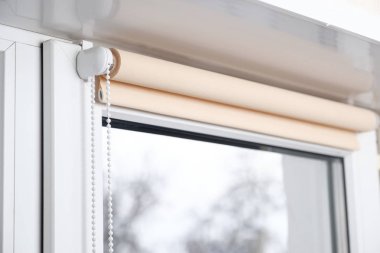 odada pencerede bej kepenk