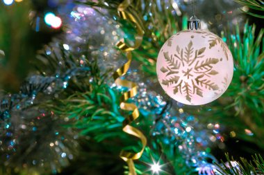 Köknar ağacı dalında kar tanesi desenli beyaz balo Noel süsü