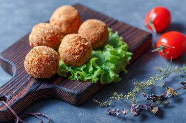 Masa üzerinde ahşap tahta üzerinde kızarmış falafel topları