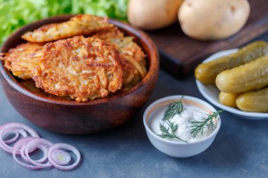 Kase patates gözlemesi ekşi krema ve turşu ile