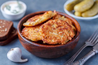Kase patates gözlemesi ekşi krema ve turşu ile