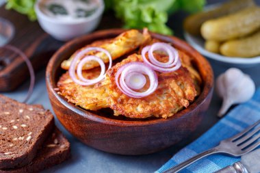 Patates pancakes yemek kase sebze ve sos ile