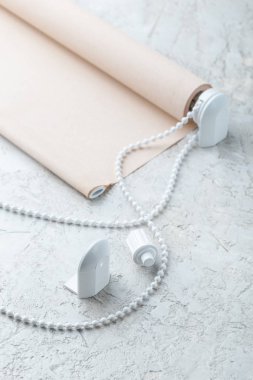 ışık sefil yüzeyinde haddelenmiş bej kepenk