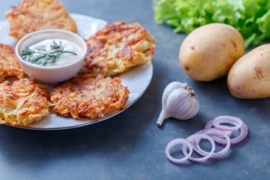 Ekşi krema ve patates ile plaka yemek patatesli krep