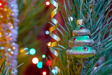 Noel ışıkları bokeh arka plan üzerinde şenlikli köknar ağacı asılı ağaç şeklinde bauble