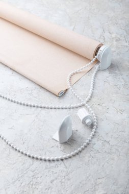 ışık sefil yüzeyinde haddelenmiş bej kepenk