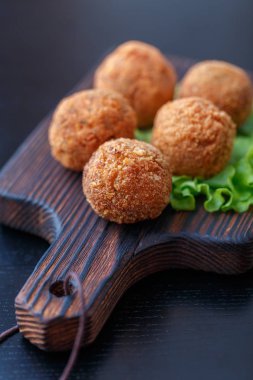 Masa üzerinde ahşap tahta üzerinde kızarmış falafel topları